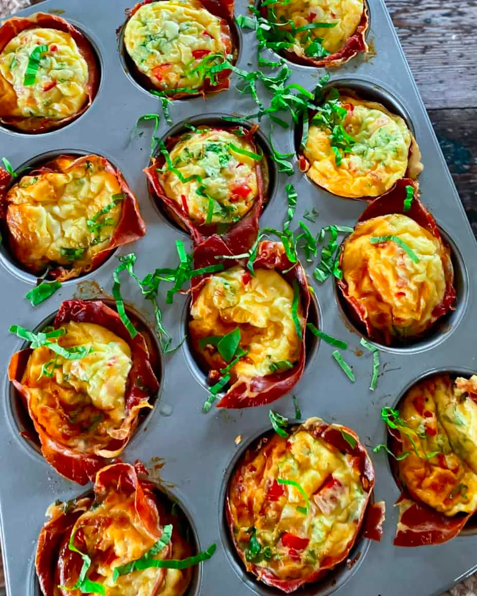 Æggemuffins med spinat, peberfrugt og skinke