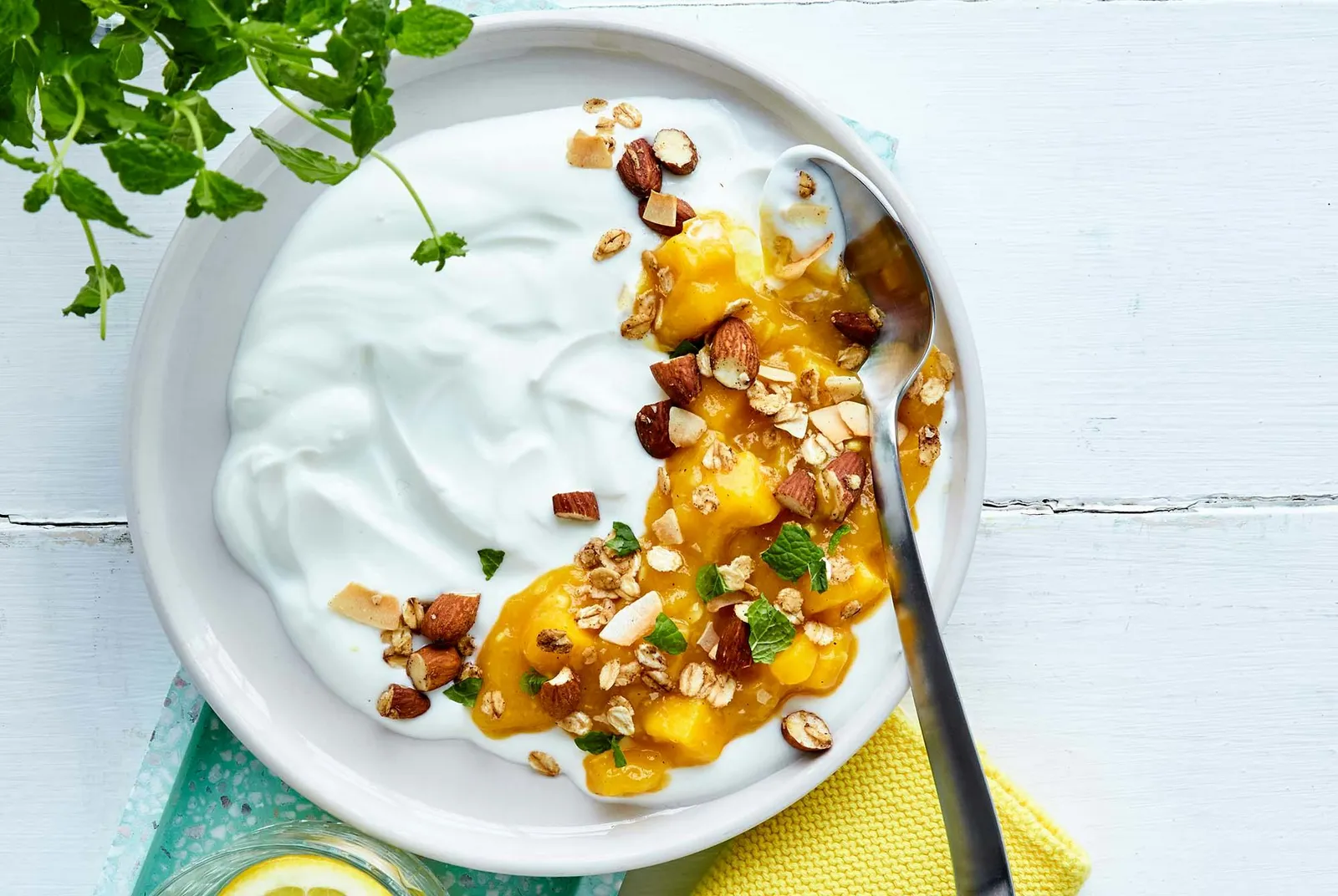 Skyr med mango-ingefærkompot og hjemmelavet granola