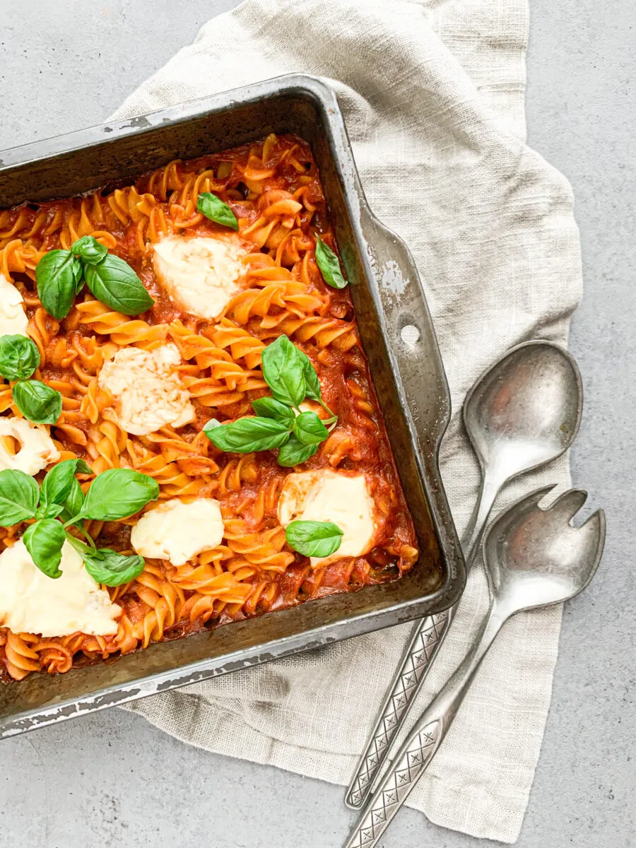 Bagt pasta med tomatsauce og mascarpone