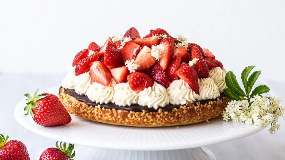 Jordbærtærte med mazarinbund og mascarpone