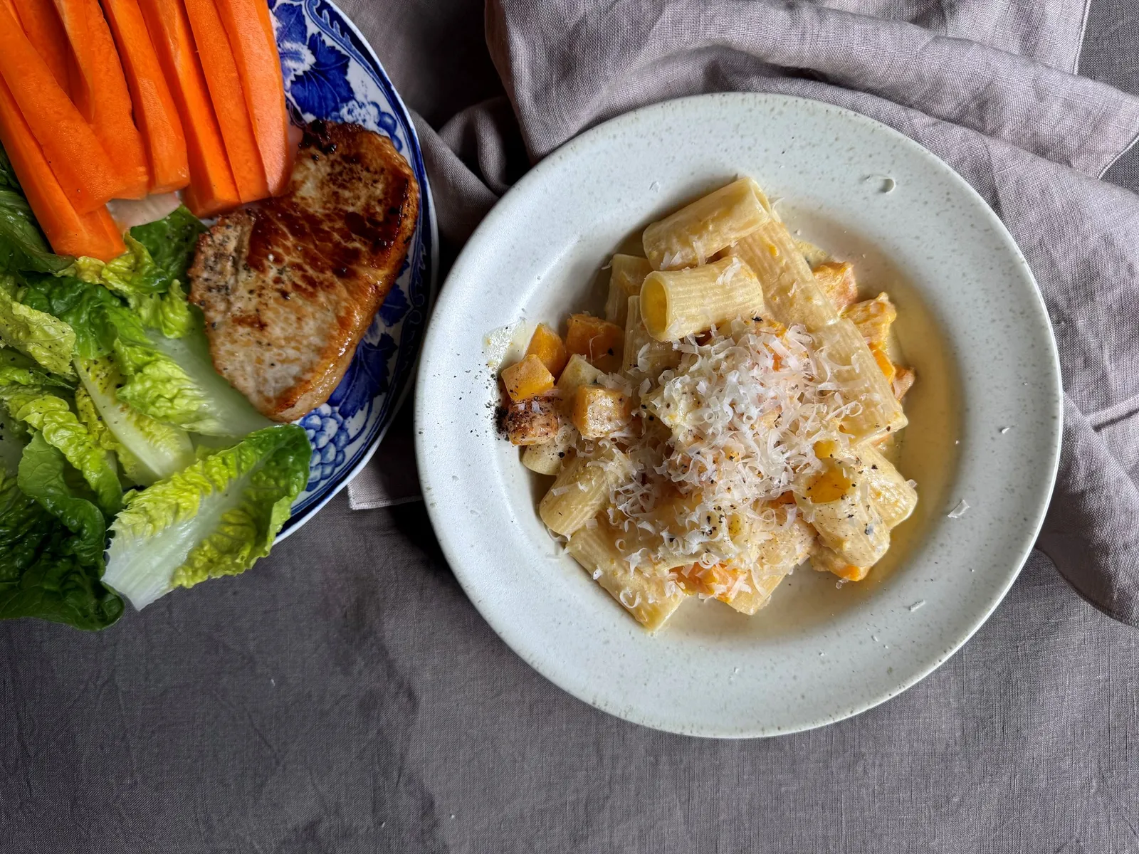 Koteletter og pasta med mascarpone, græskar og parmesan