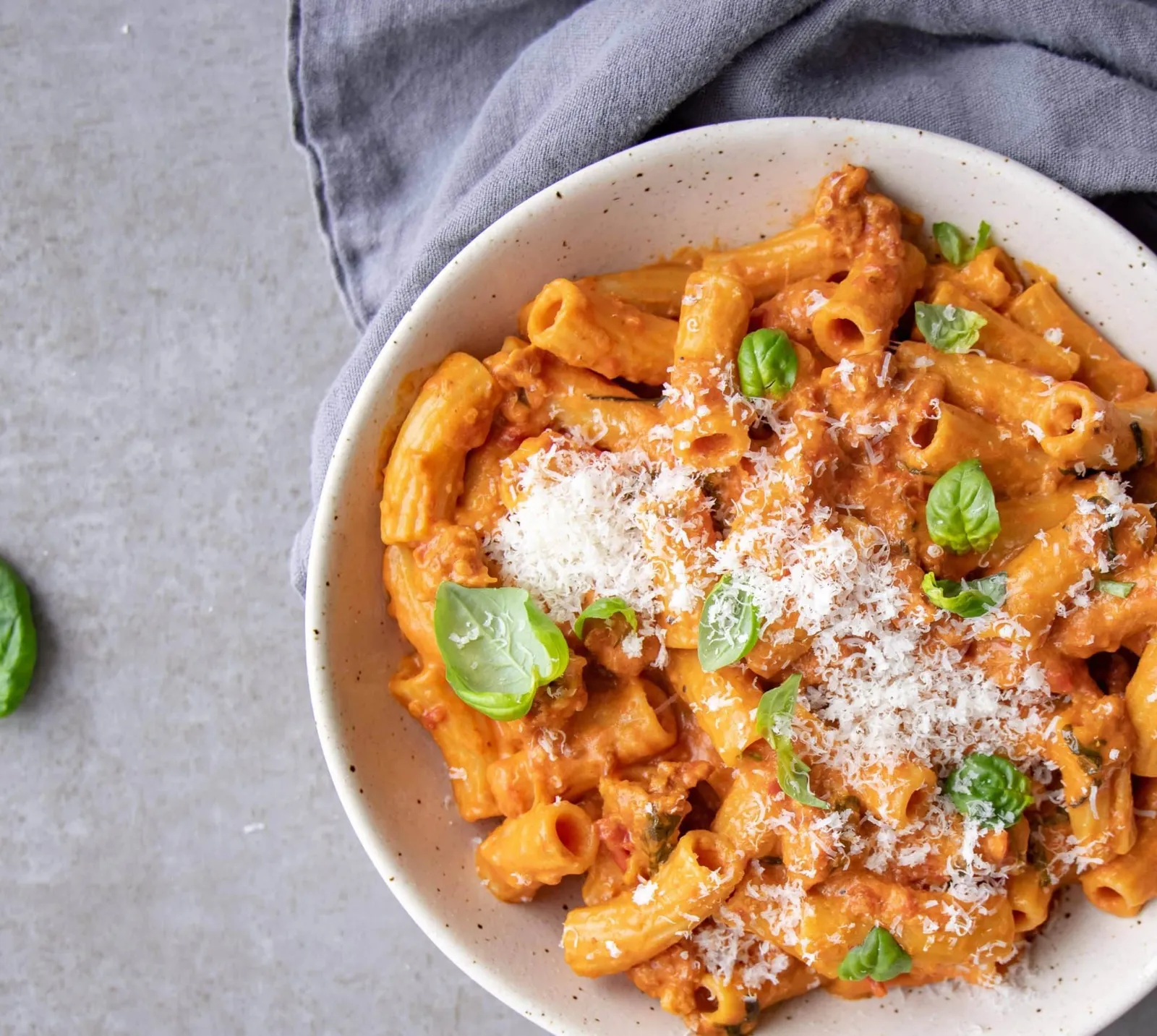 Pasta med salsiccia, tomat og mascarpone