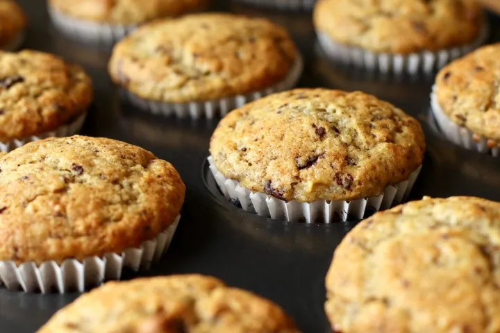 Bløde bananmuffins med chokoladestykker