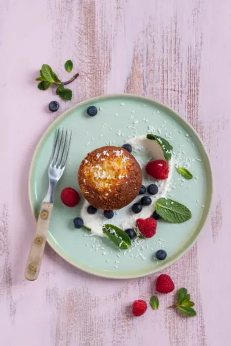 Banan og majsmuffins med kokos, bær og skyr