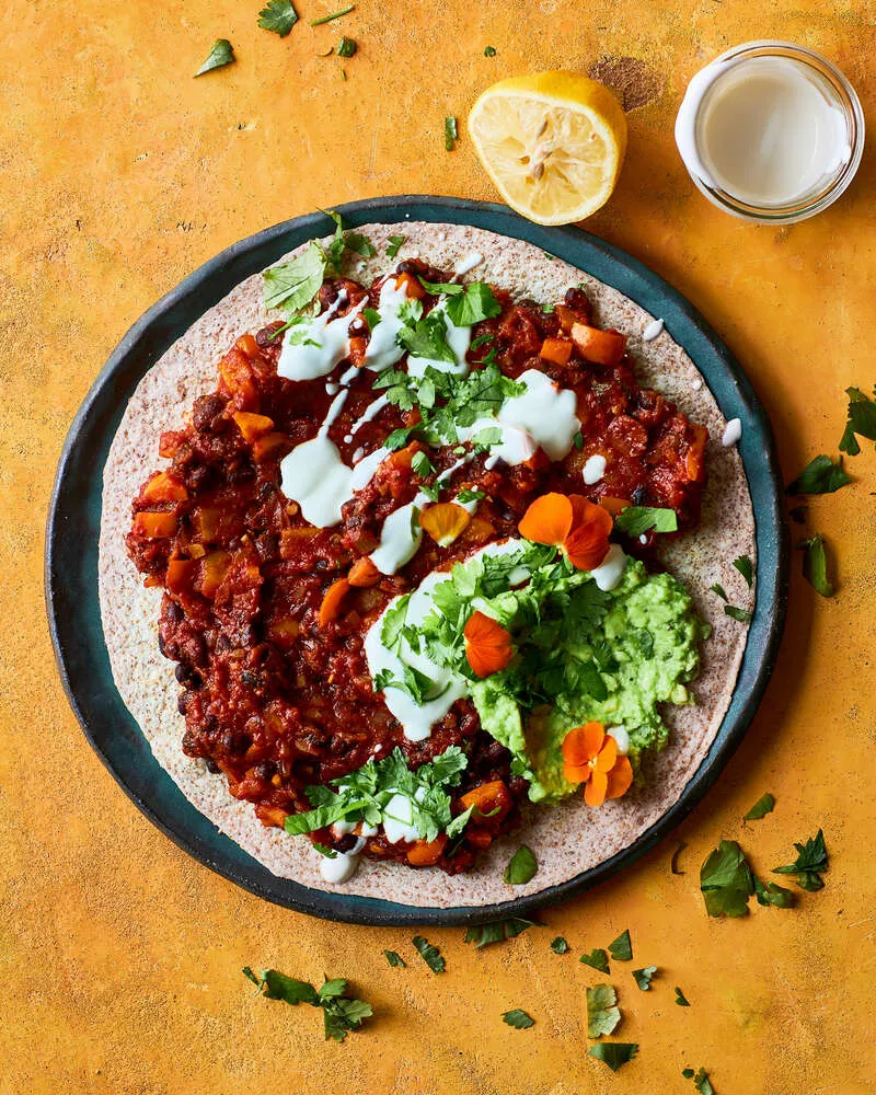 Mexicansk tortilla med sorte bønner, peberfrugt og guacamole