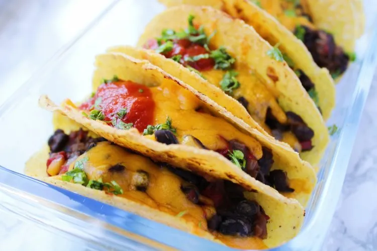 Tacoskaller med frijoles negros