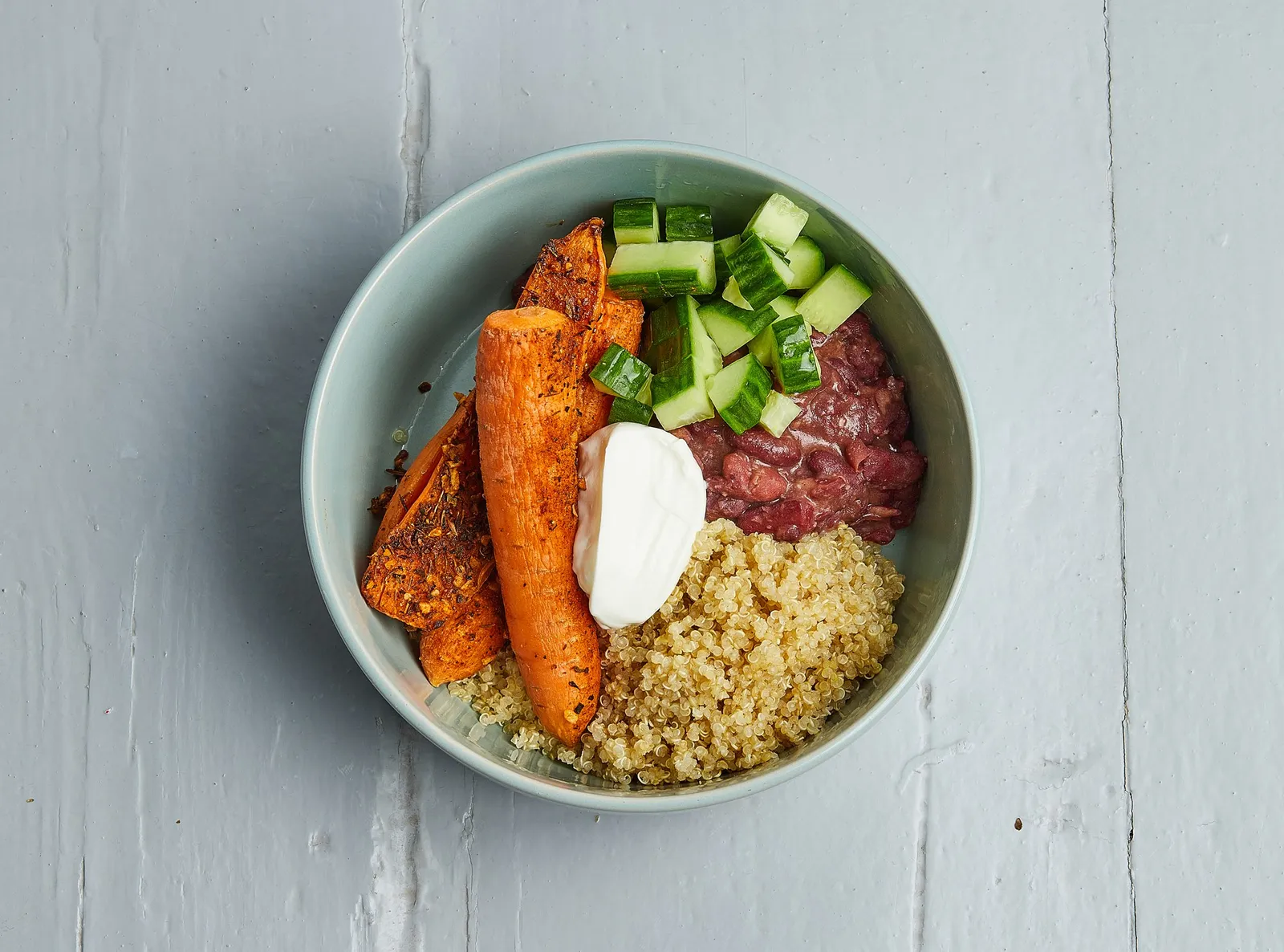 Quinoa og sorte bønner med syrlige agurker og krydderbagte gulerødder