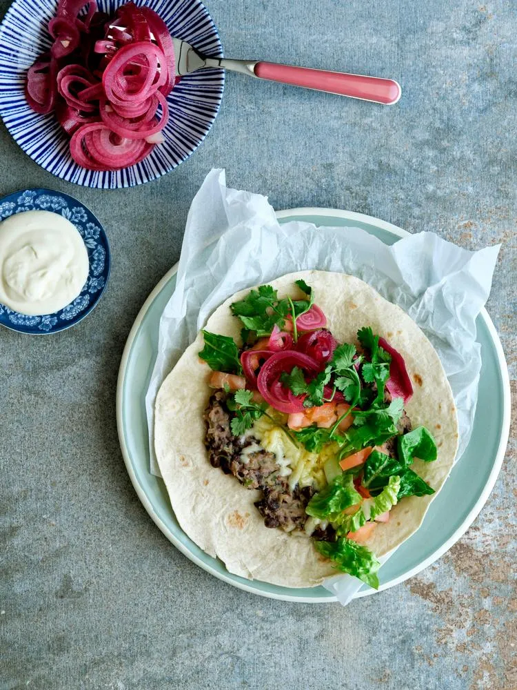Burritos med sorte bønner og syltede løg