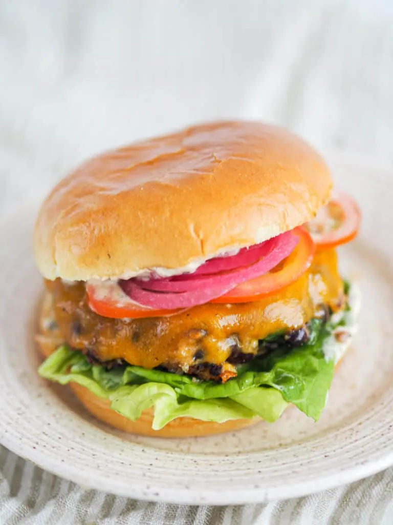 Vegetarisk burger med sorte bønner