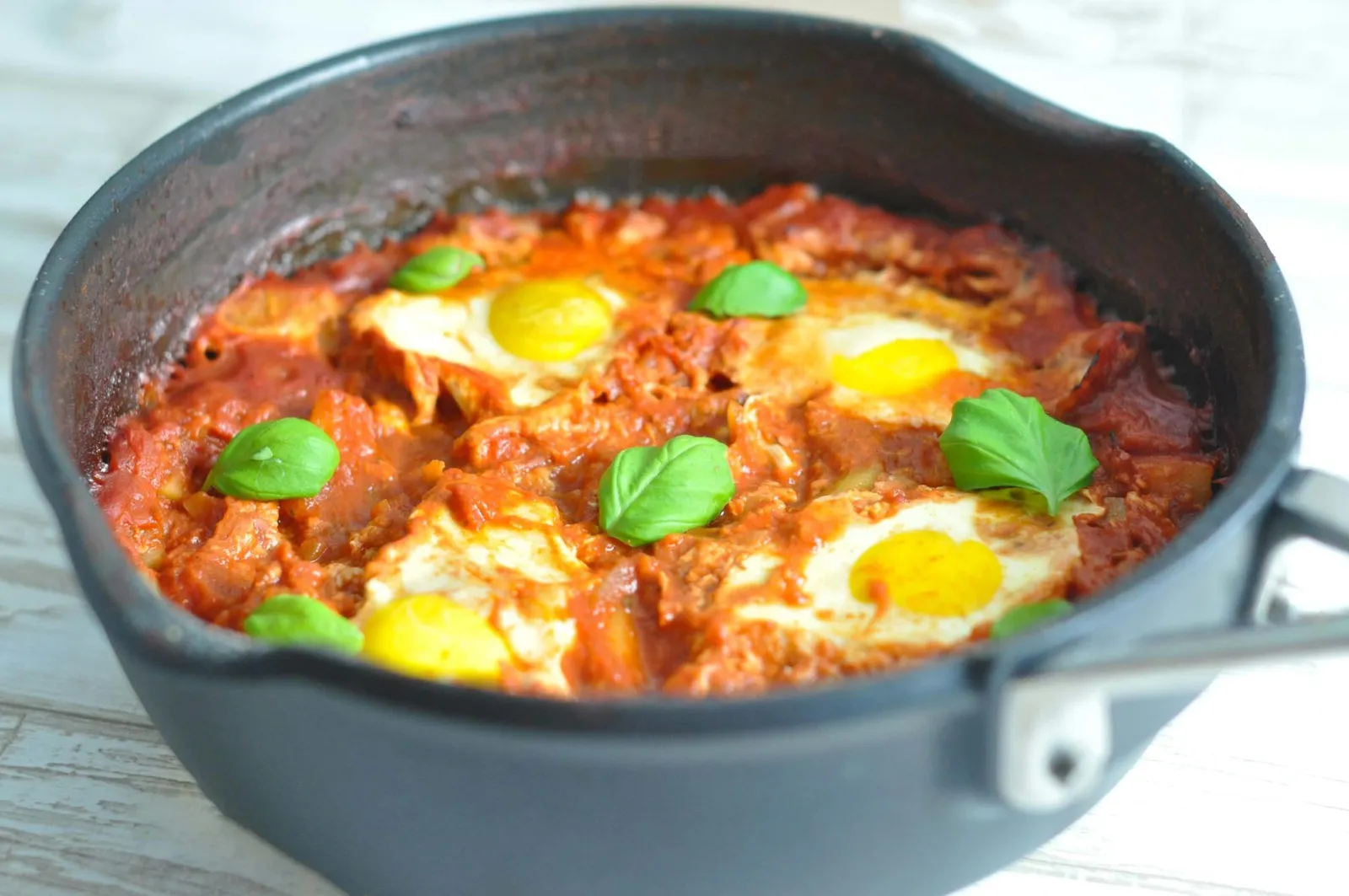 Italiensk kartoffelret med tomat og æg