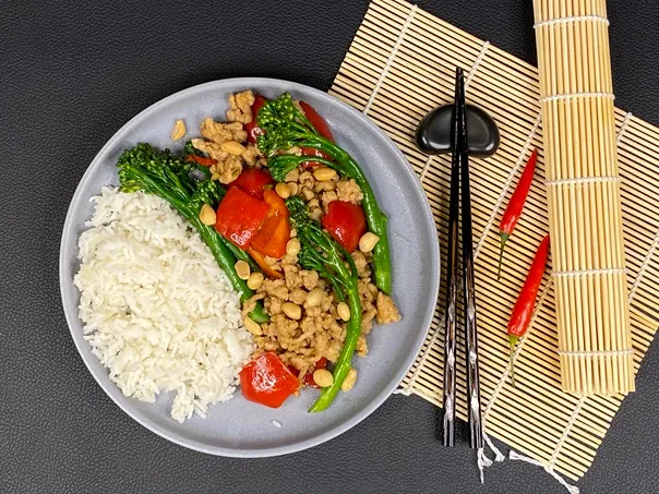 Asiatisk hakket kylling med broccolini og rød peber i hoisinsauce