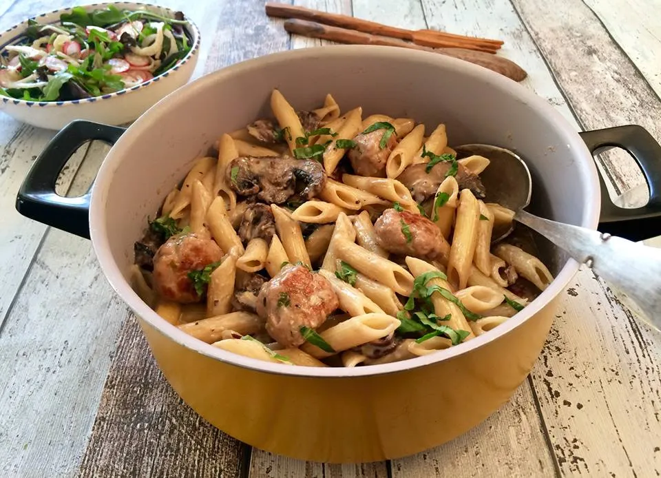 Pasta med kødboller af gris og portobellosvampe i flødesovs