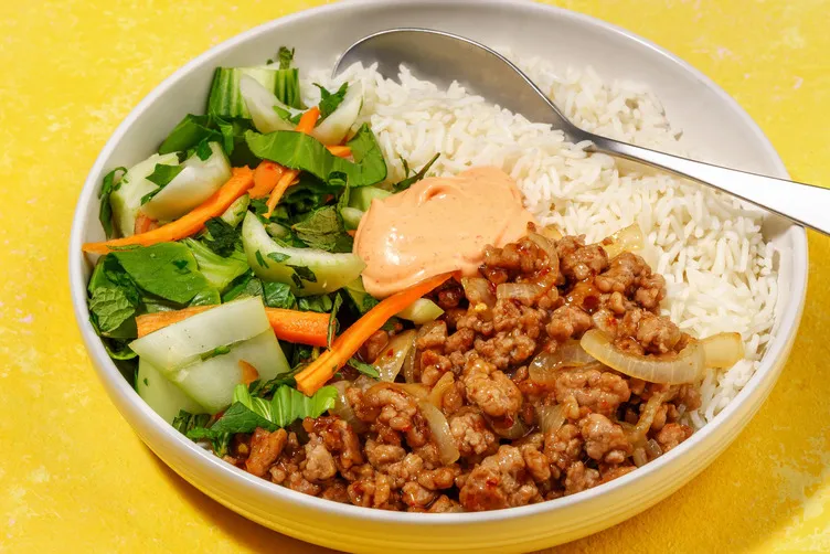 Hurtig thai-svinekødsbowl med pak choi-salat og srirachamayonnaise