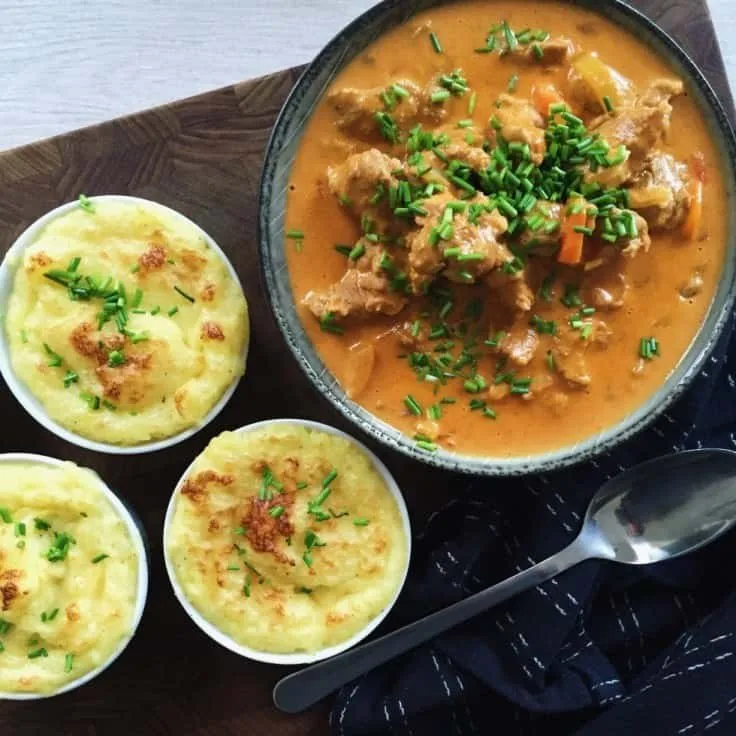 Gryderet med bagt kartoffelmos