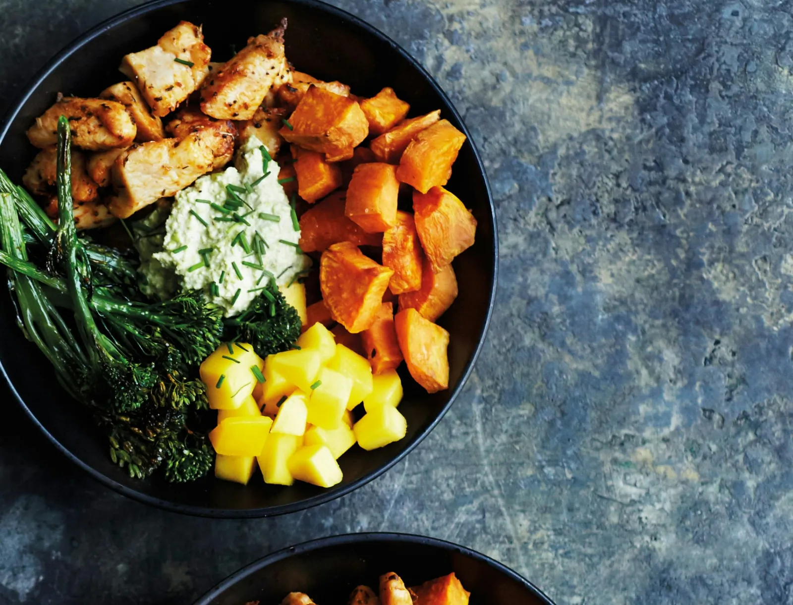 Krydret kylling med søde kartofler, mango og edamamehummus