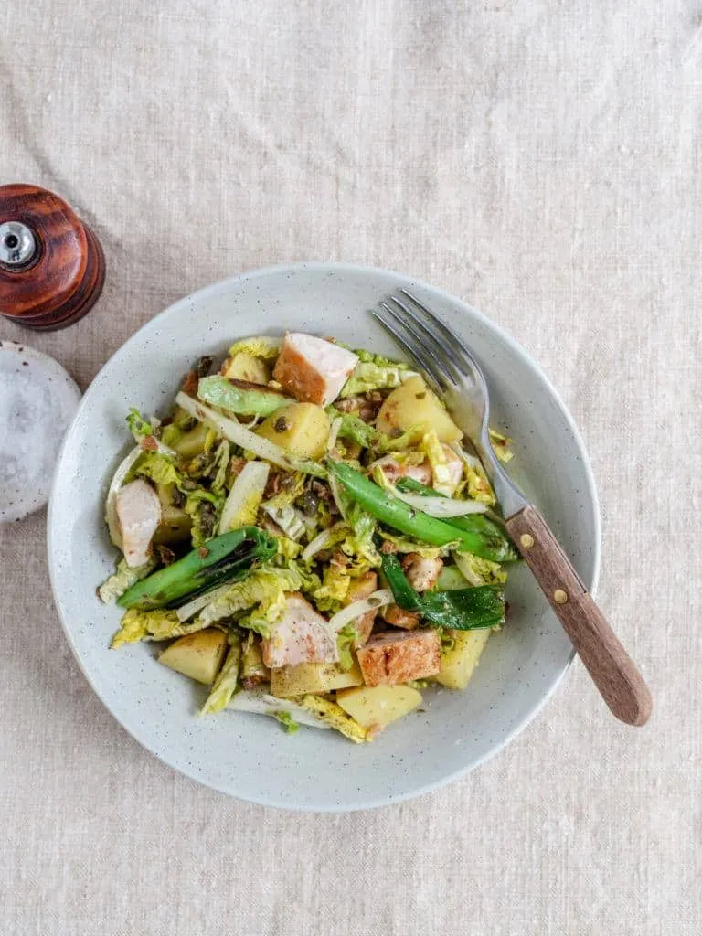 Salat med kylling og kartofler i lækker dressing