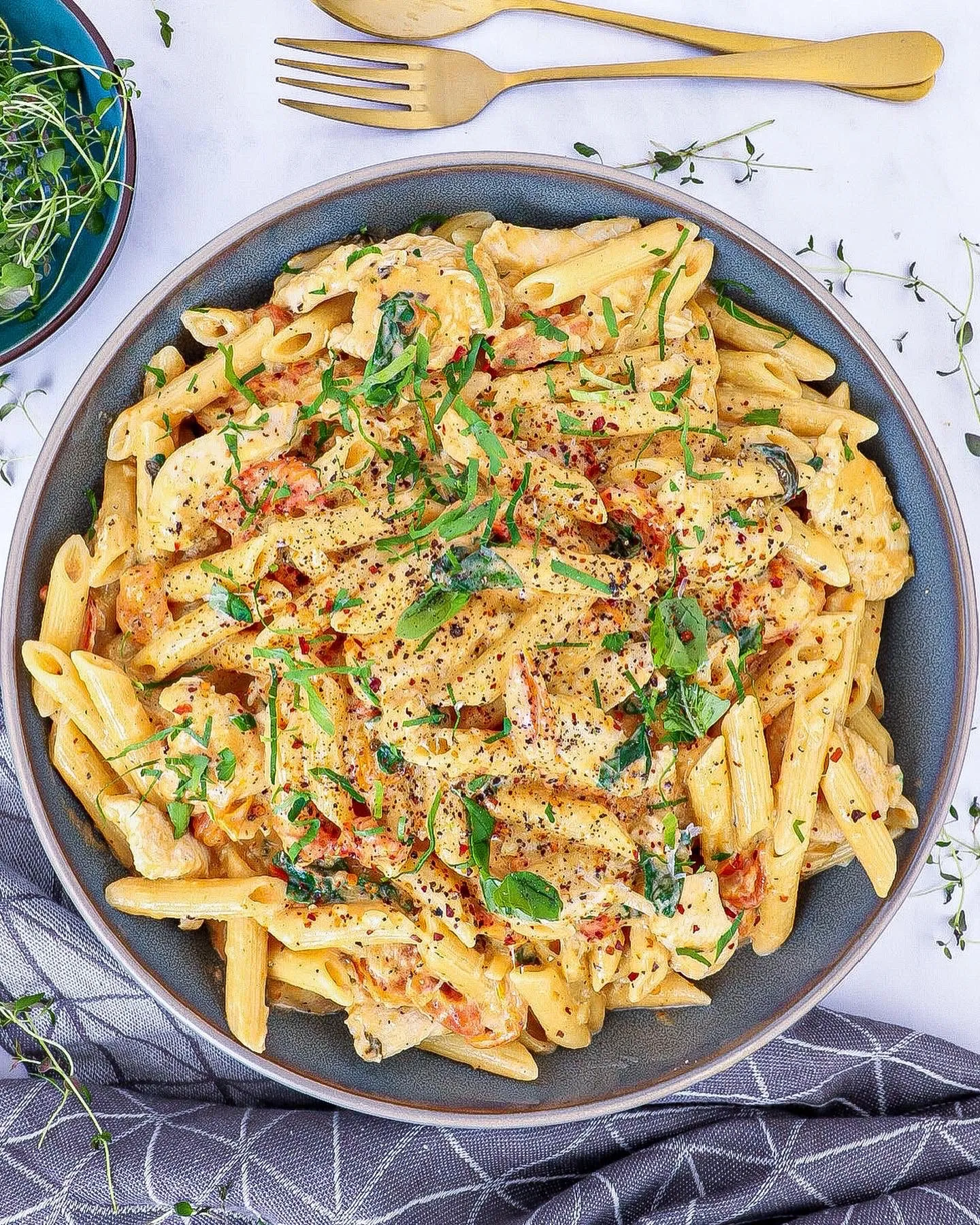 Pasta med kylling i spicy cremet tomatsauce