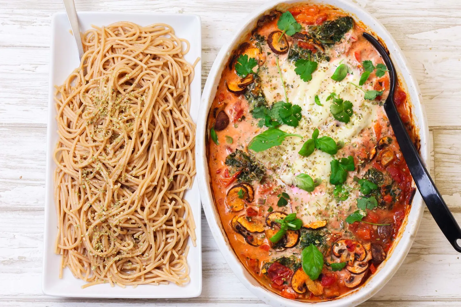Kylling i fad med mozzarella, spinat og pasta
