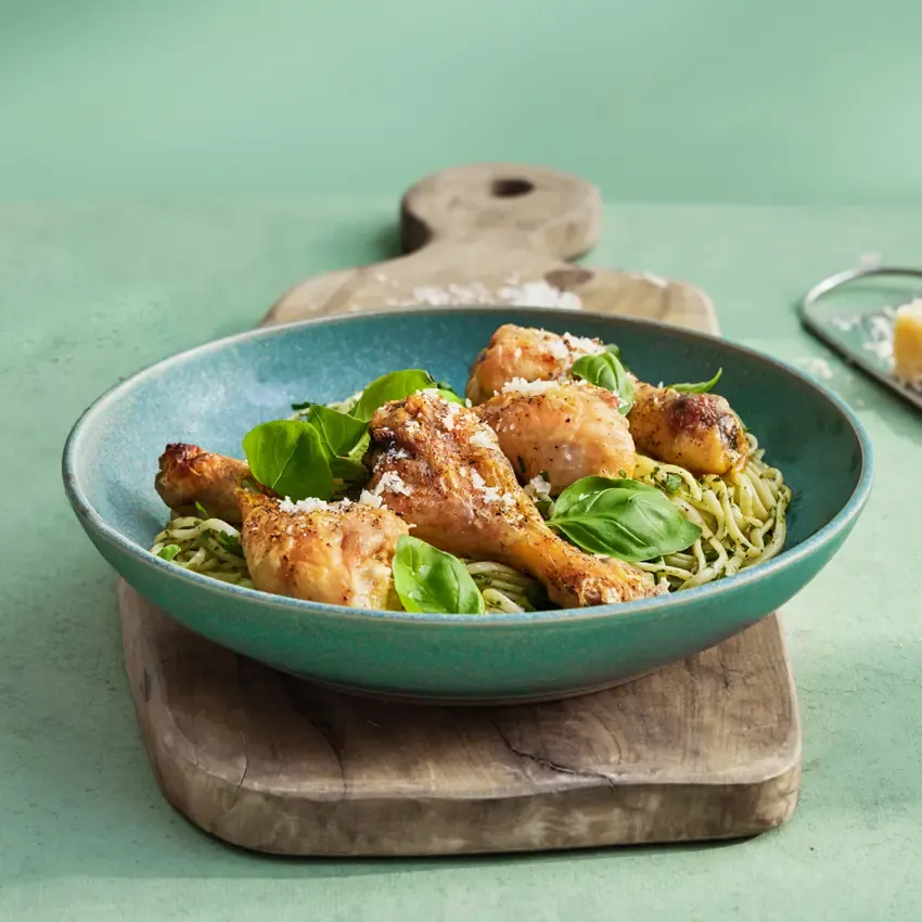 Stegte kyllingelår med pasta med basilikum