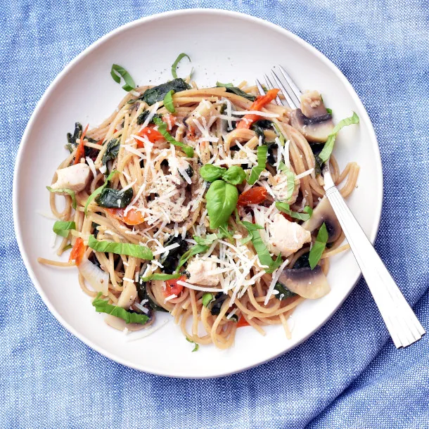 One pot pasta med kylling, tomat og basilikum