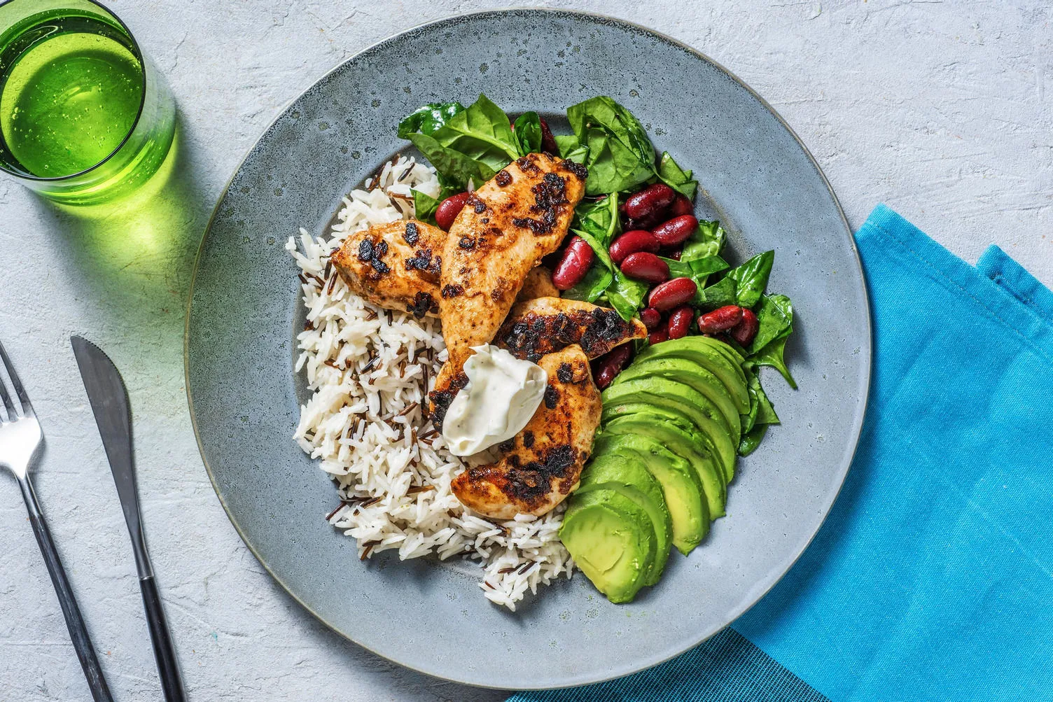 Krydret kylling med ris, bønner, avocado og limedressing
