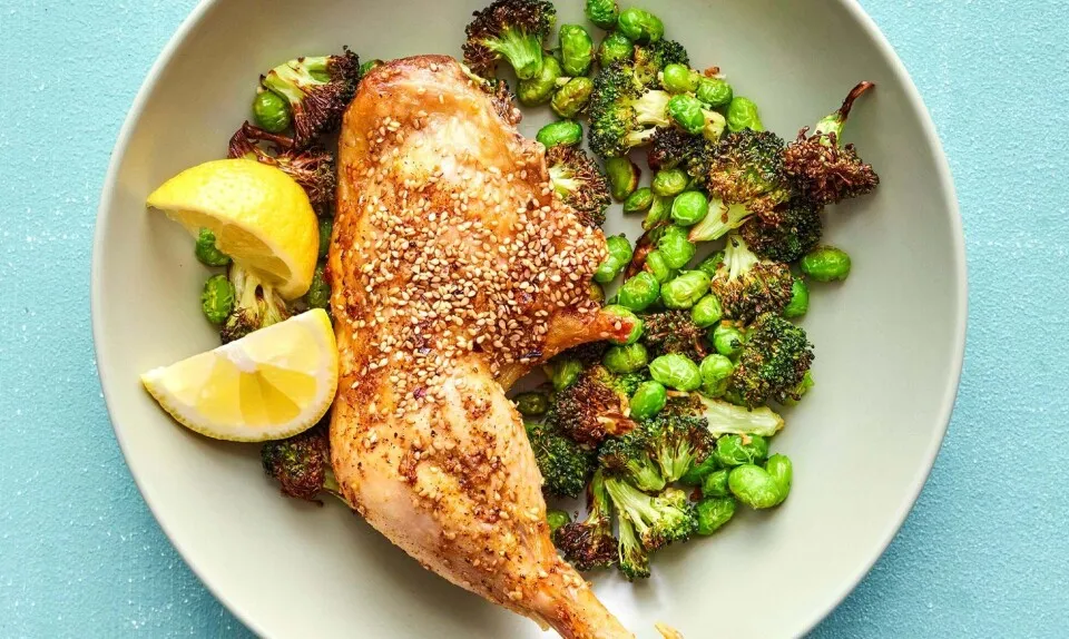 Spicy kyllingelår i airfryer med edamamebønner og broccoli