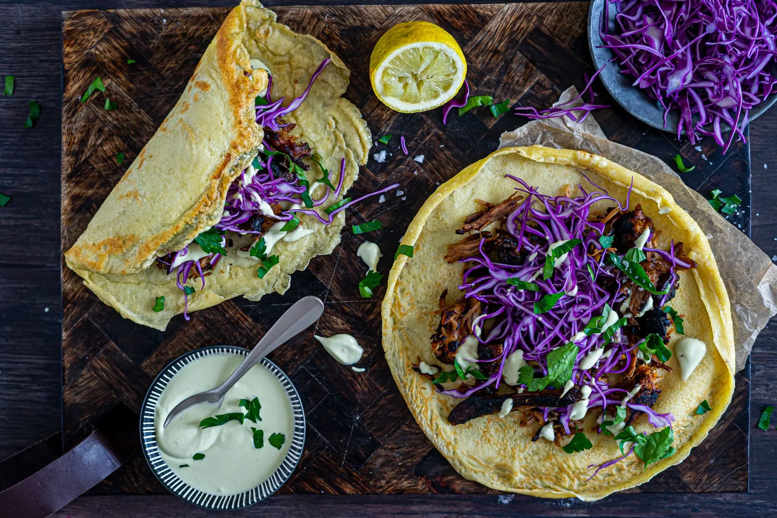 Madpandekager med pulled pork og avocado-aioli