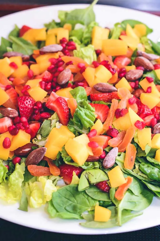 Salat med frugt og mandler