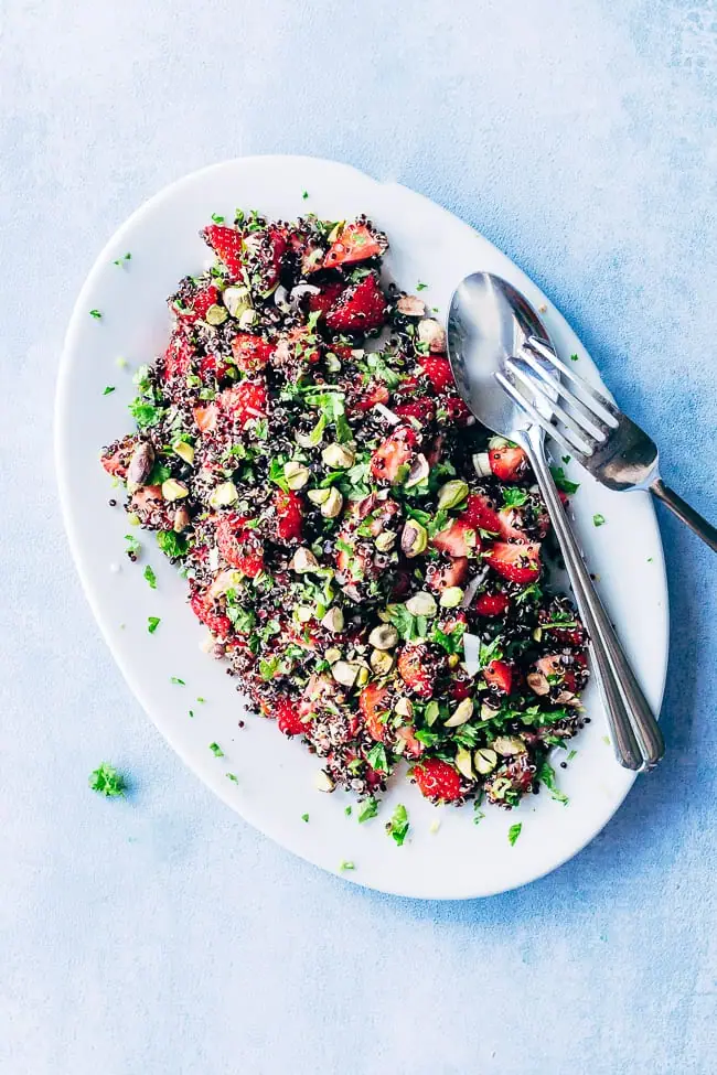 Salat med jordbær, quinoa og pistacienødder