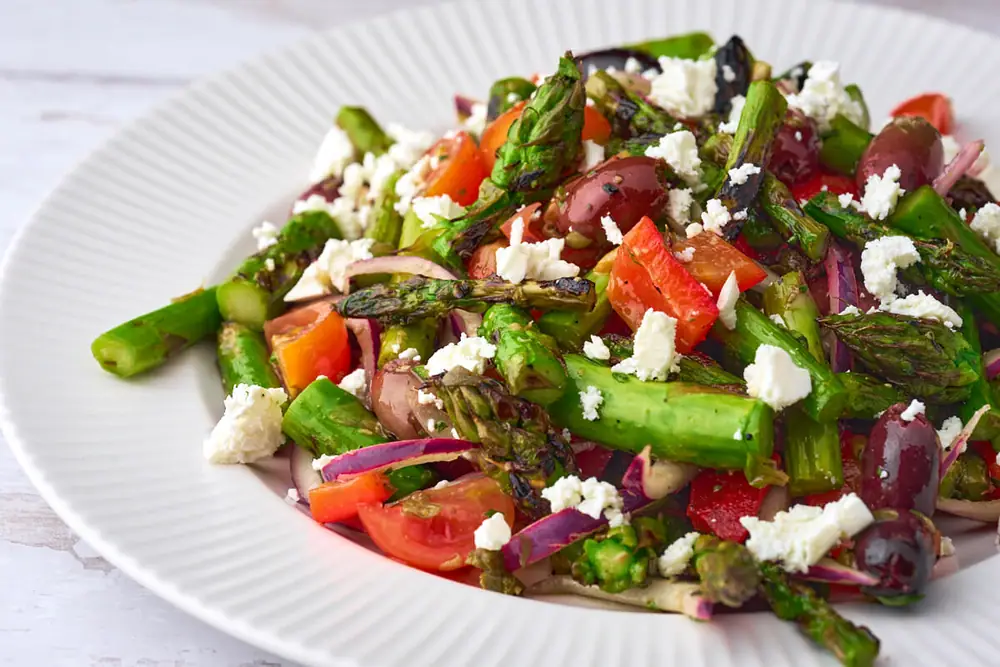Salat med grønne asparges, peberfrugt og feta