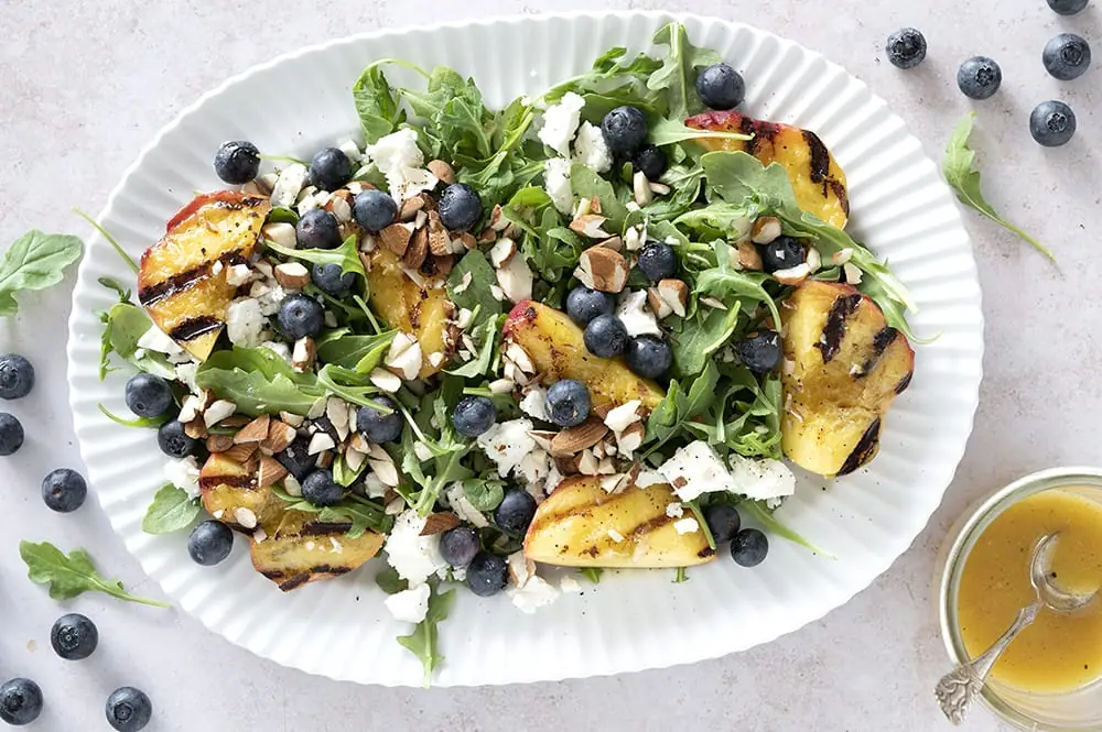 Grillet fersken salat