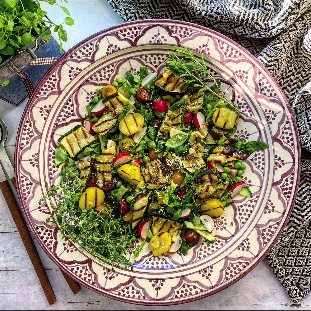 Salat med grillet zucchini og små nye kartofler