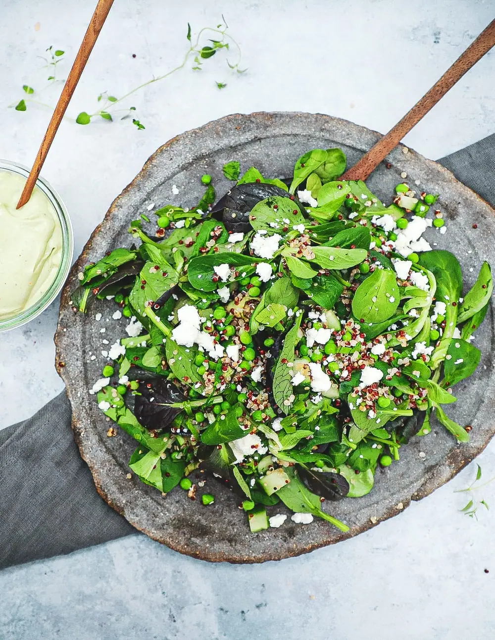 Quinoasalat med feta og avocadodressing