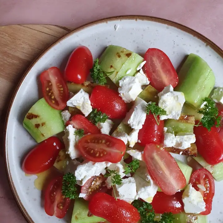 Salat med grillet agurk, tomat og feta