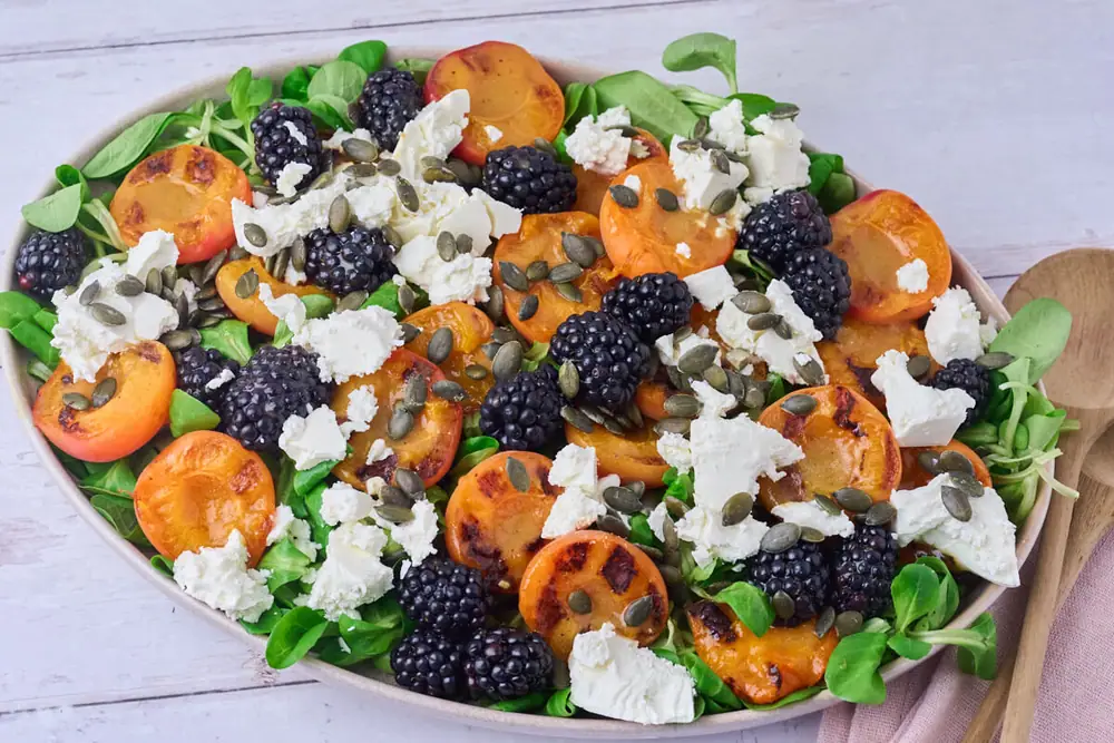 Salat med grillede abrikoser, feta og brombær