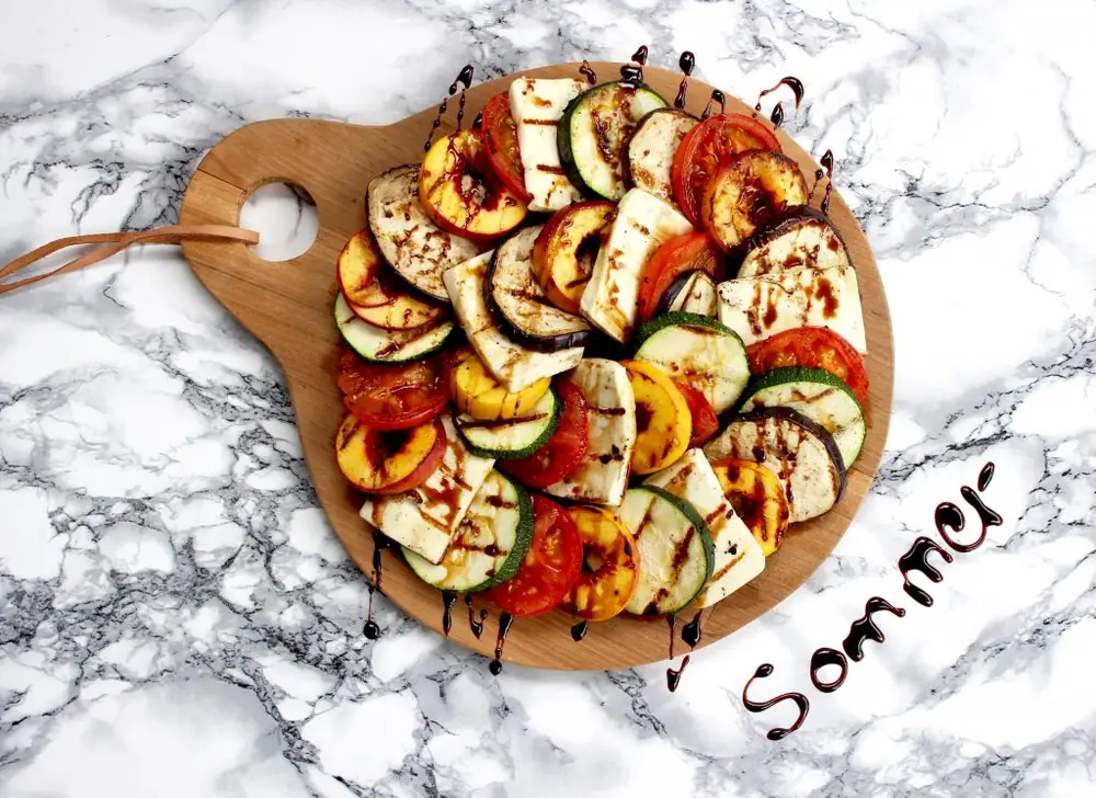 Sommer grill salat med grillost og balsamico glace