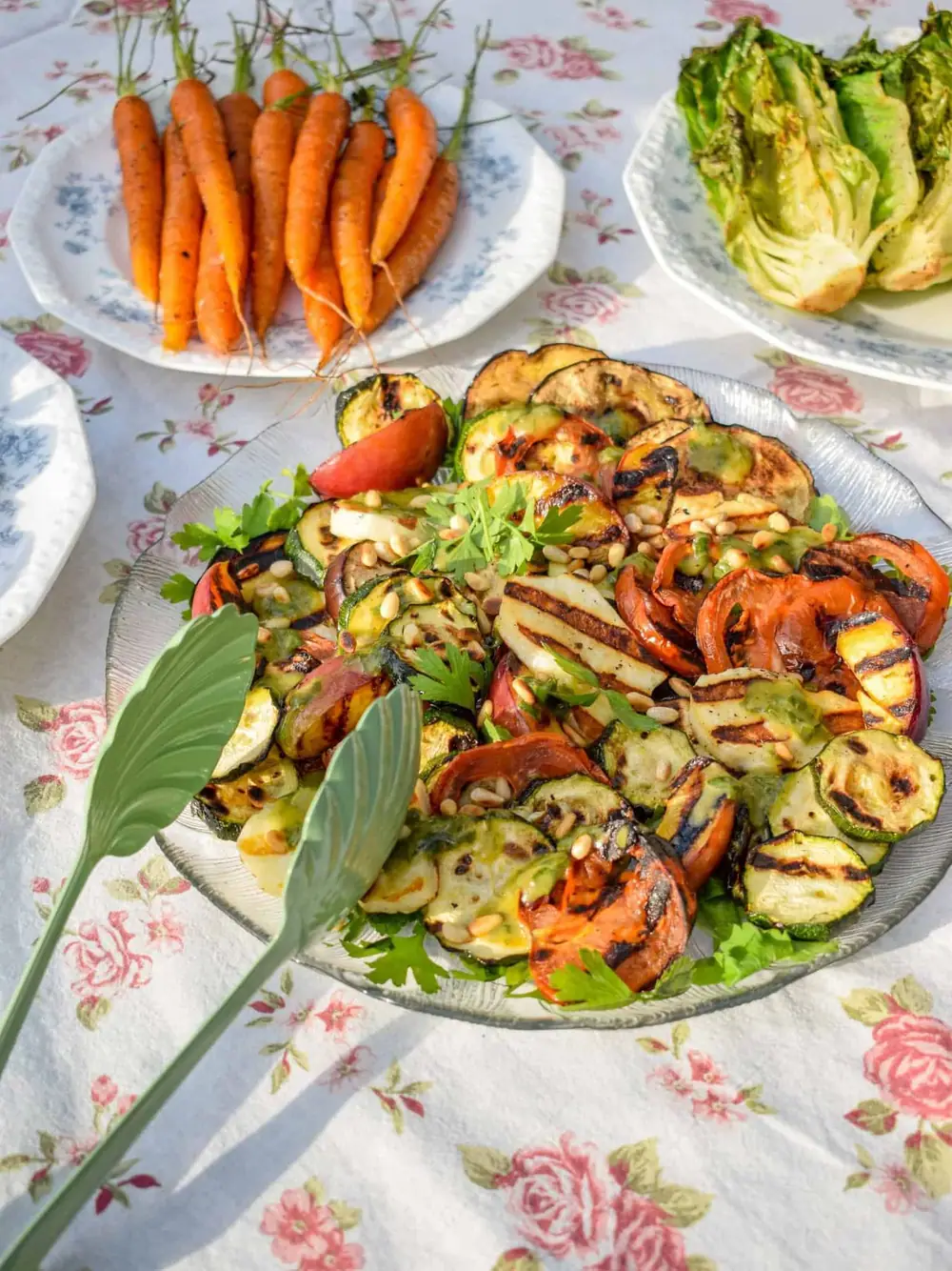 Nem grillsalat med fersken og halloumi