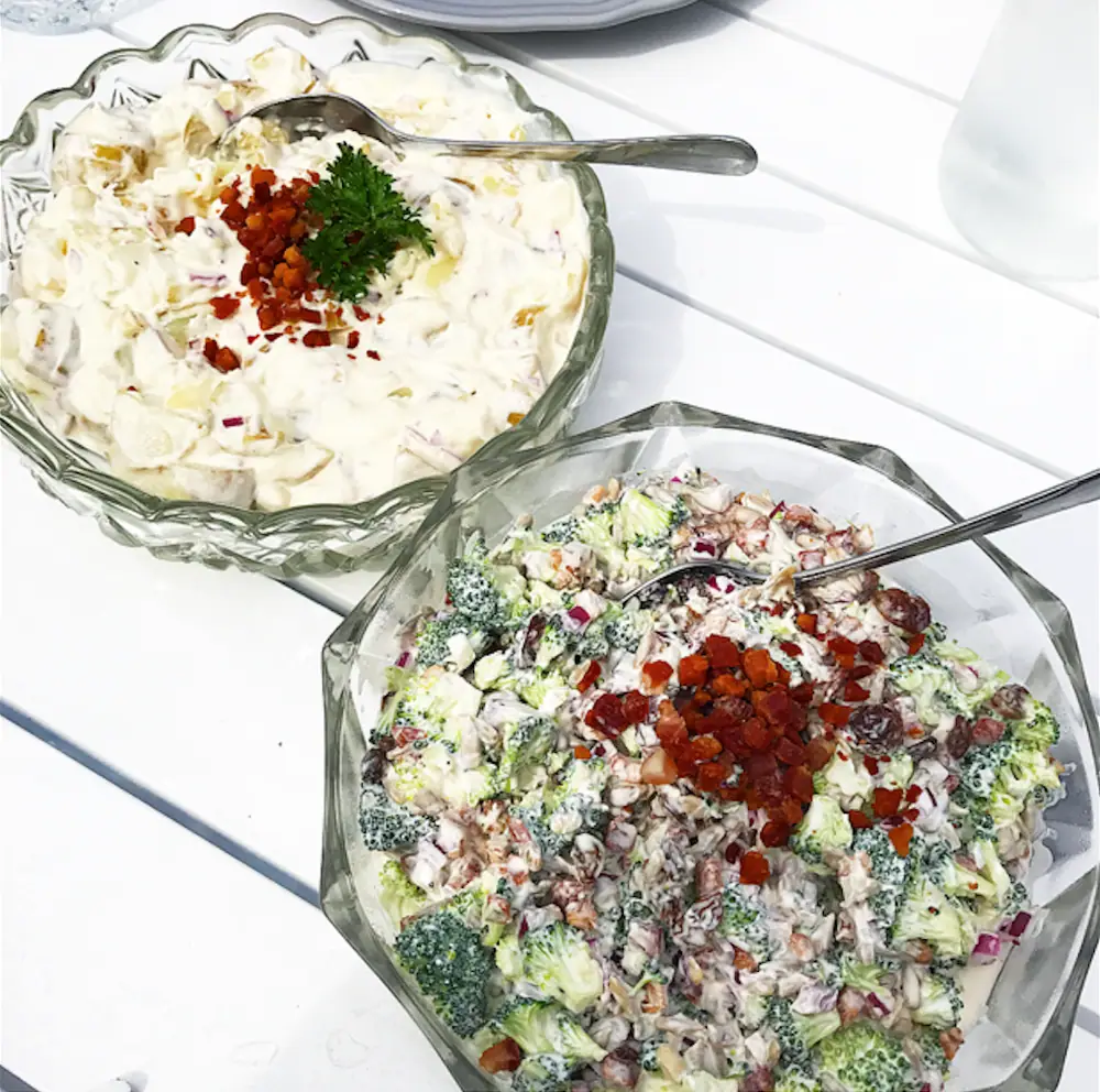 Kartoffelsalat og broccolisalat