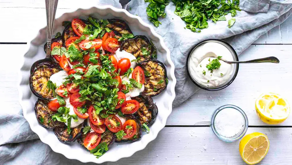 Grillet auberginesalat med tomat