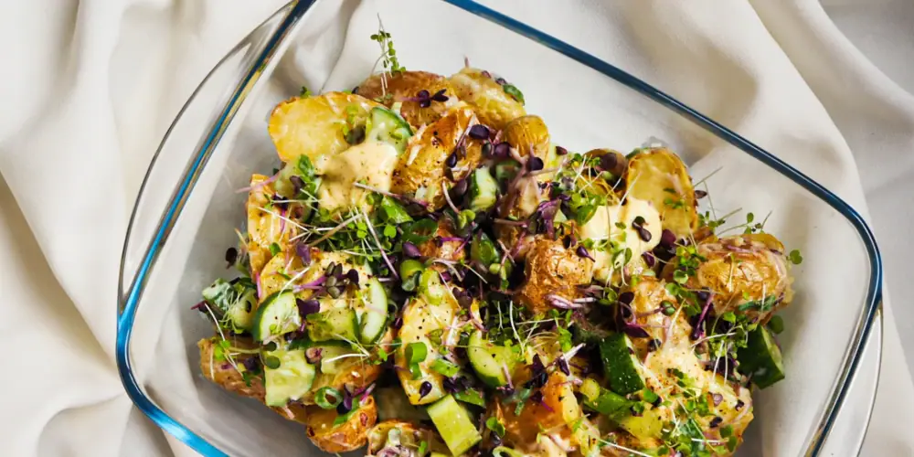 Bagt kartoffelsalat med Microgreen