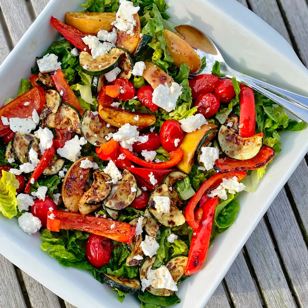 Sommersalat med grillede grøntsager og æbler