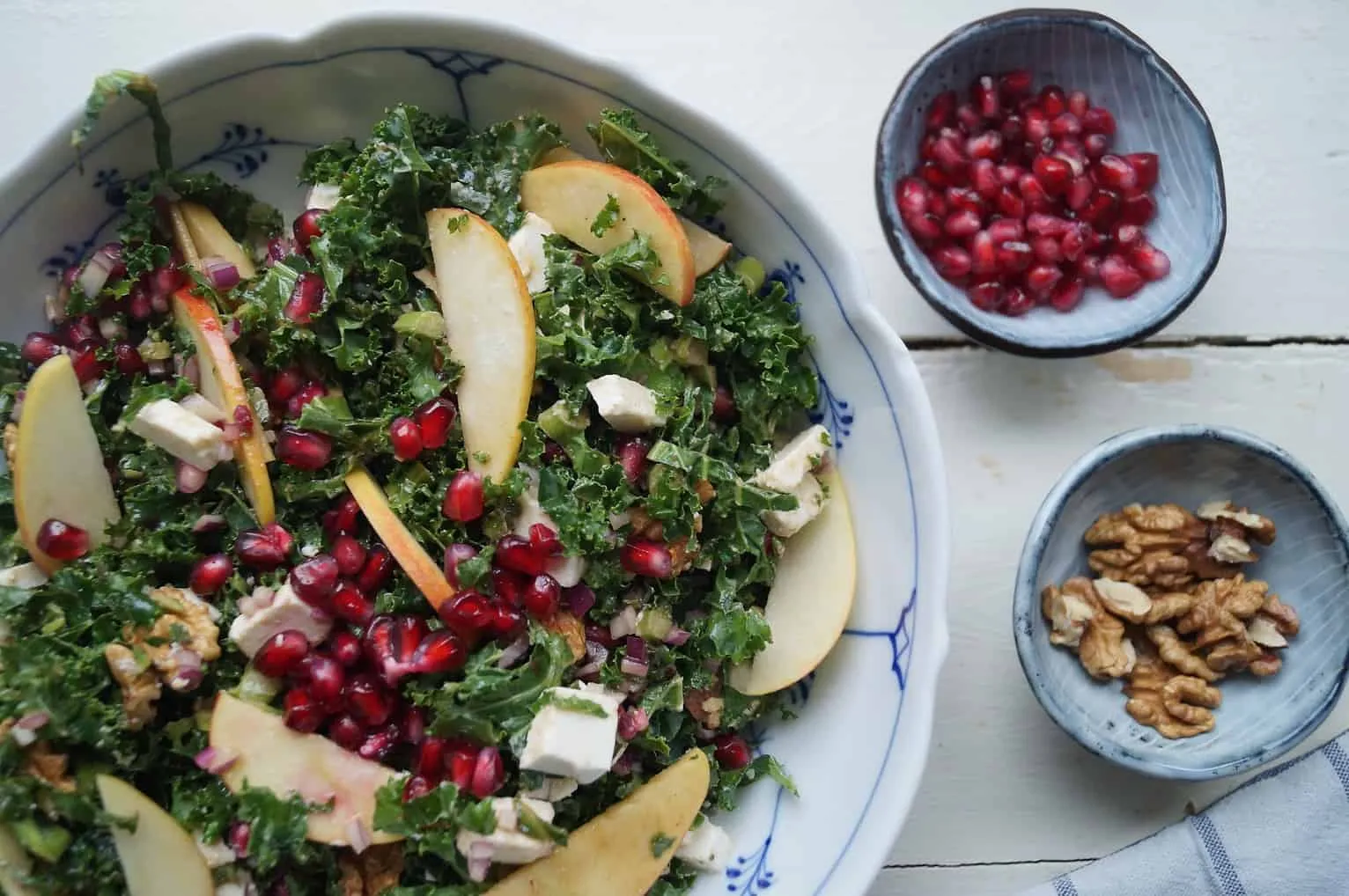 Grønkålssalat med æble og feta