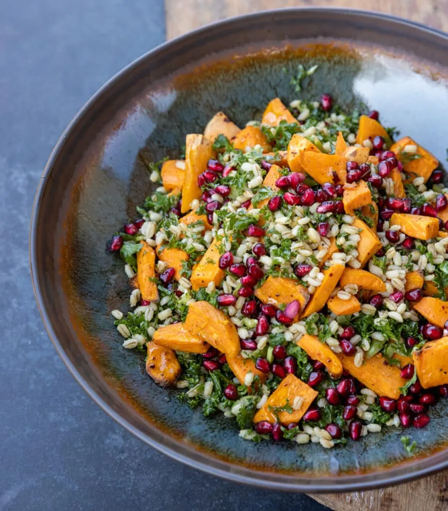 Salat med grønkål og sød kartoffel