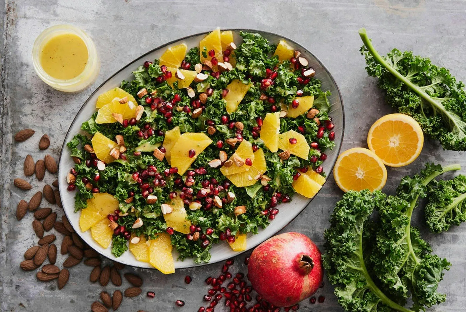 Grønkålssalat med appelsin, granatæble og sennepsdressing