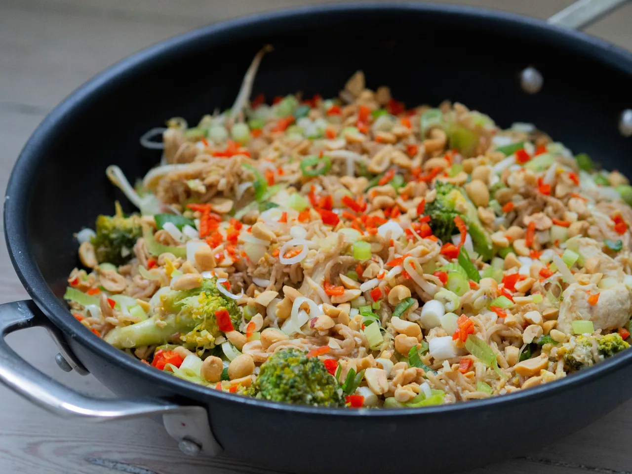 Pad Thai med kylling, nudler og broccoli
