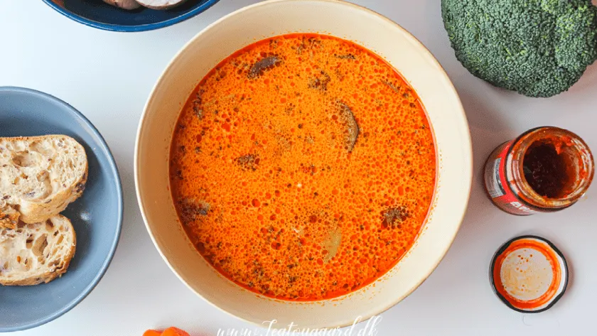 Thailandsk red curry kyllingesuppe